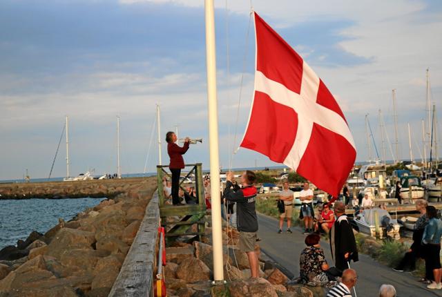 Med overholdelse af god afstand blev flaget spillet ned på Sæby Havn Foto: Tommy Thomsen