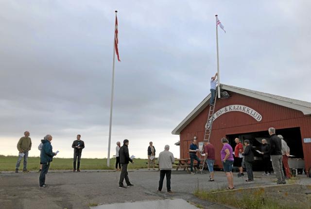 Flaget hejst i Sæby Ro- og Kajakklub for at markere dette års sæsonstart. Foto: Lisa Farum Kristiansen