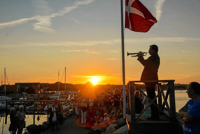Fra fredag den 19. juni kl. 21.00 og frem til og med den 9. august 2020 spiller Musikkorps Sæby og Sæbygarden atter flaget ned på Sæby Havn.