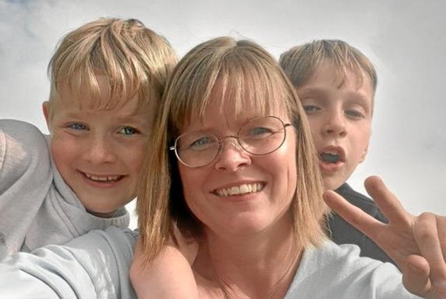Pia Møller Kristensen og hendes to drenge håber at få julehjælp. Foto: Blå Kors
