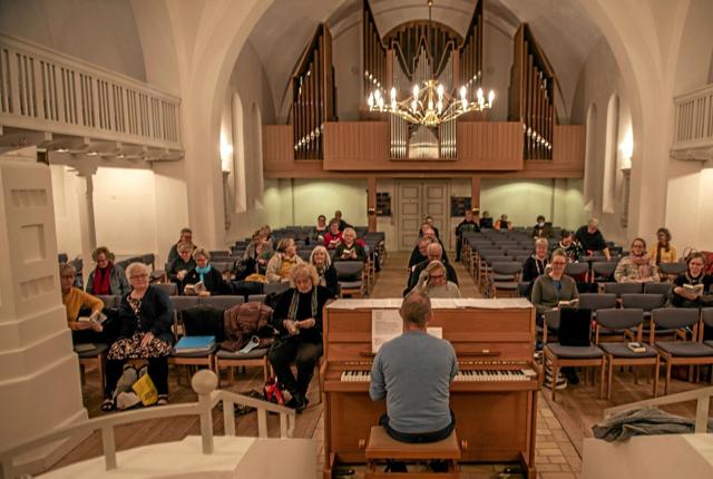 Der var ”åben koraften” i Ranum Kirke med Arosia-koret og korleder og organist Kim Bernt Jensen. Foto: Mogens Lynge