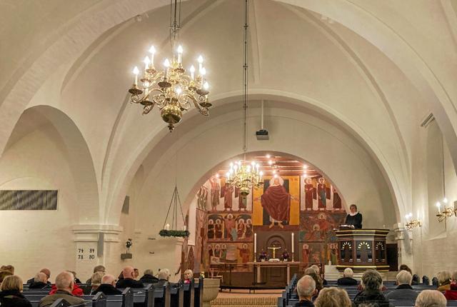Hanne Jørgensen prædikede for sidste gang som fastansat sognepræst i en coronasikret fyldt Bykirke. Foto: Niels Helver