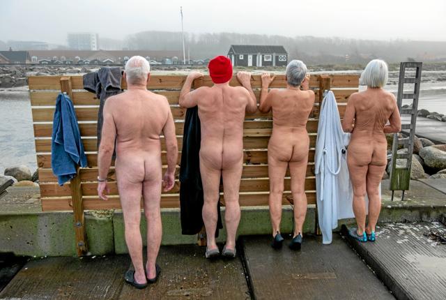 Lufttemperaturen var nul, da de fire friske vinterbadere smed badekåberne. Foto: Mogens Lynge