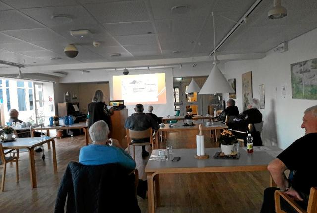 Deltagerne er inviteret og afstanden bliver overholdt i Aktivitetscentret på Østervrå Ældrecenter. Foto: Privat