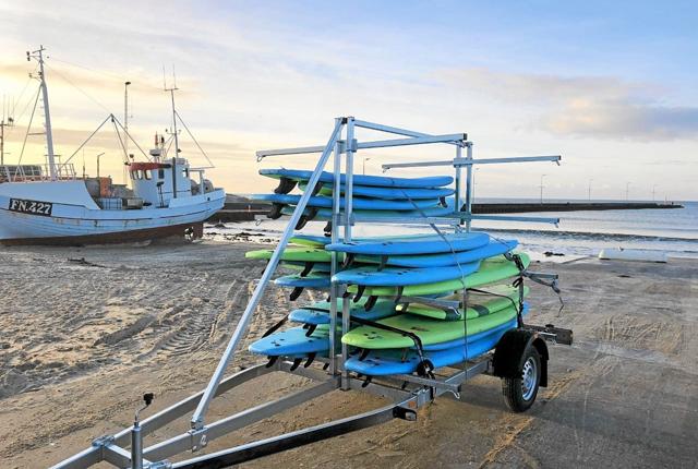 Boardtraileren plus ekstra udstyr giver nye muligheder for Løkken Surf Klub. Foto: Privatfoto