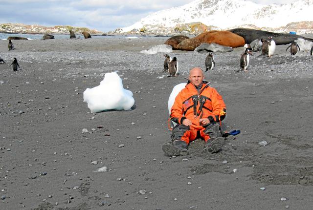 Ludvig Ahm Krag på Powel Island under et forskningstogt ombord på en krilltrawler ved Antarktis. Krillfiskeriet er et af verdens teknologisk mest avancerede fiskerier. Foto: Bjørn Arne Krafft
