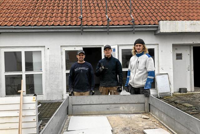 Christian Middelbo Outzen, Kasper Brix og Jonas Brix foran ejendommen Søndergade 30 som nu indgår i Havs Gruppen. Foto: Kirsten Olsen