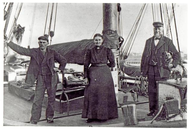 Peter Tousgaard Jensen, hustruen Ane Kirstine Jensen f. Gorson og sønnen Karl ombord på Hercules. Privatfoto