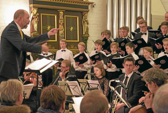Niels Granvig dirigerer Thisted Kirkes drenge- og mandskor ved de to koncerter søndag 20. marts i Teutonersalen med ”Engelsk julemusik”. Privatfoto