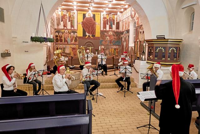 Forleden aften indspillede Sindal Brass Band et af de mange afsnit i den musikalske julekalender. Kristina Hansson er dirigent. Foto: Niels Helver