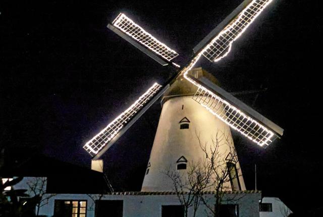 Møllens ejer, Jens Gajhede, har illumineret møllens vinger med lys, der kan ses viden om. Foto: Niels Helver