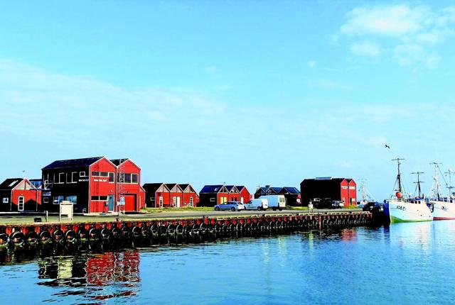 De røde Huse” – i alt to erhvervshuse og 14 fritids-/grejhuse i hjertet af Strandby Havn lige ud til indsejlingen - pryder den ene af månederne i den nye Strandbykalender.