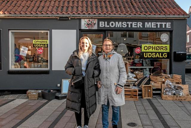 Her ses Puk (tv) og Trine Severinsen foran den nye butik i hovedgaden, som den socialøkonomiske virksomhed Væksthuset står for. Forventningen er, at Blomsteriet 2.0 allerede vil være klar til at åbne i centrum af Løgstør 26. november. Foto: Mogens Lynge
