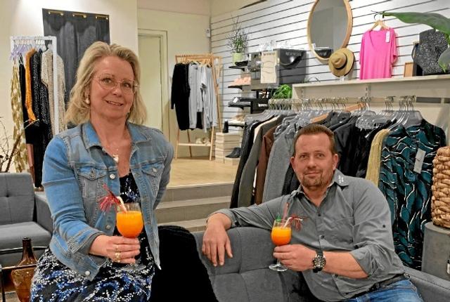 Skål. Henrik Messmann og Sanne Godtliebsen har fundet fælles fodslag til Køb Lokalt-dagen på torsdag. Hotel Phønix serverer drinks for gæsterne