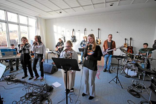 Elever og musiklærer har skrevet en flot støttesang midt under coronakrisen. Foto: Jørgen Ingvardsen