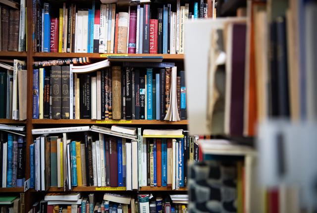 Antikvariatets lagre bugner af bøger - og det giver dig mulighed for at gøre et kup.