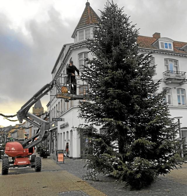 Belysningen på juletræet på Torvet var også blevet ødelagt, men søndag knoklede repræsentanter for Hobro Handel for at udbedre skaderne. Privatfoto