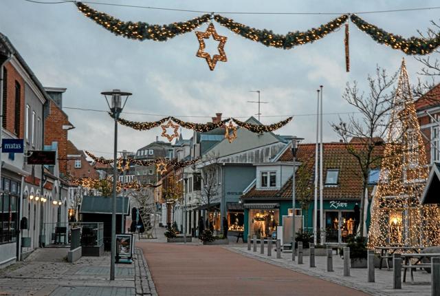 Søndag kunne man se lys i guirlander og juletræ i hovedgaden. Foto: Mogens Lynge
