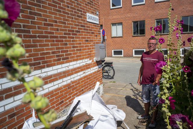 Varmestuen Skrubben i Frederikshavn skal rives ned. Her er huset og formand Nick Kvitsau foreviget 14 dage efter branden. Arkivfoto: Kim Dahl Hansen