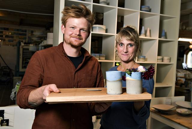 Keramiker Vibe Falkenberg fra Lønstrup og snedker Janus Poulsen fra Fyn udviklede et severingsbræt, der nu sælges i begrænset antal. Foto: Henrik Louis