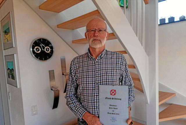 Her ses Peter Kvist med diplomet på, at han er udnævnt til ”Årets sild 2020”. Privatfoto