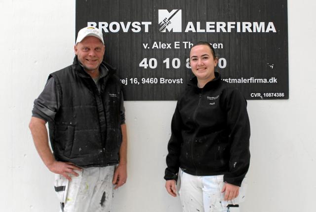 Her ses malermester Alex Thomsen og lærling Julie Guldhammer, der snart officielt kan kalde sig svend. Foto: Ida Mehl Agerholm