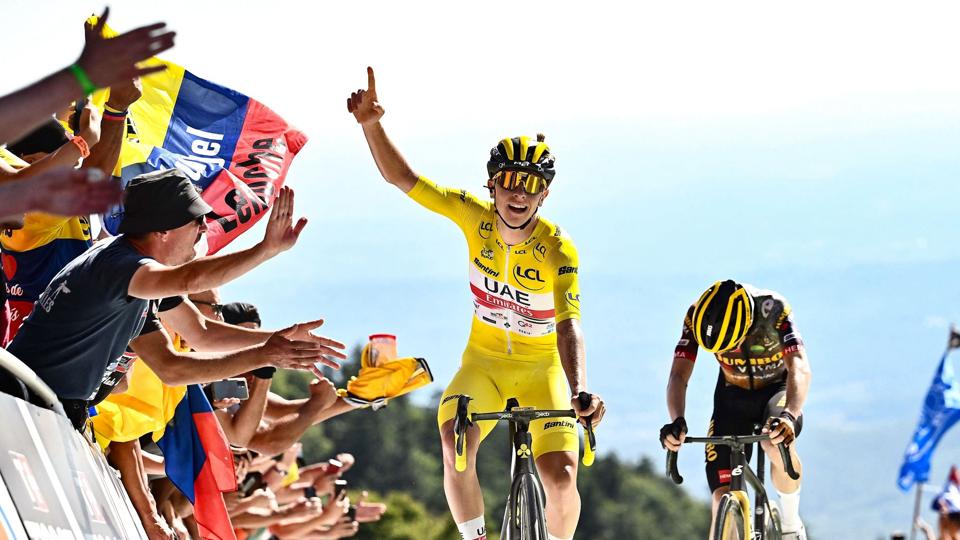 Tadej Pogacar vandt fredagens etape foran Jonas Vingegaard med afslutning på Tourens første bjerg. <i>Marco Bertorello/Ritzau Scanpix</i>