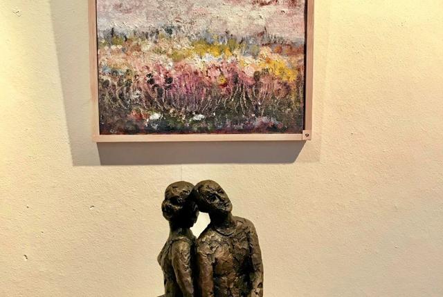 Elisabeth Asli er inviteret til at udstille oliemalerier sammen med Bodil Dams skulpturer. Foto: Arkivfoto