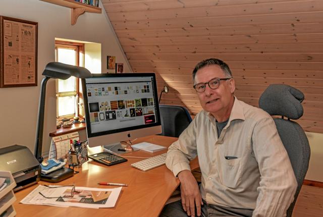 Per Eskildsen sprudler af energi i hjemmet, hvor han nu har indrettet kontor og arbejdsplads. Foto: Mogens Lynge