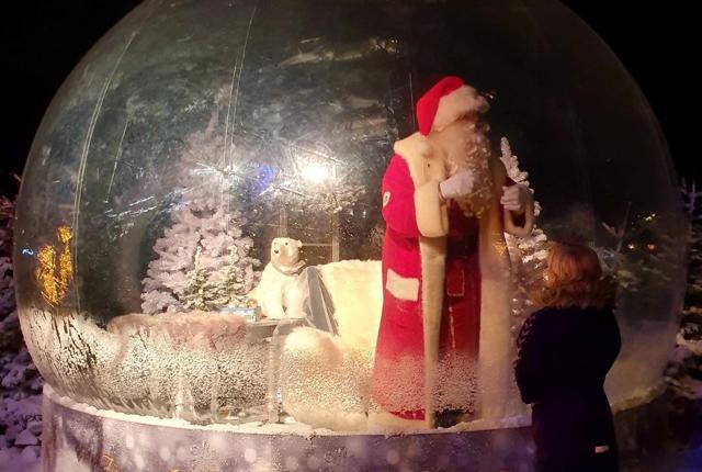 Julekuglen er skabt for at give børn en chance for at møde julemanden - også i coronatider. Foto: Aalborg Zoo
