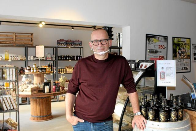 Jens Christian Nielsen forsikrer om, at man stadig kan handle i alle lokale butikker. Foto: Ida Mehl Agerholm