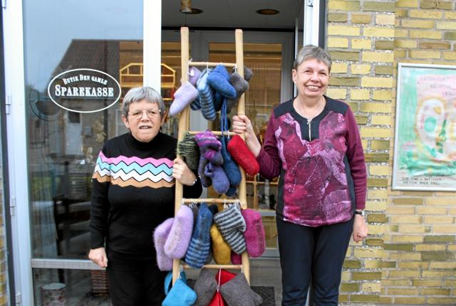 Anette og Dorith har selv været med til at lave de mange hjemmesko i filt. Foto: Ida Mehl Agerholm