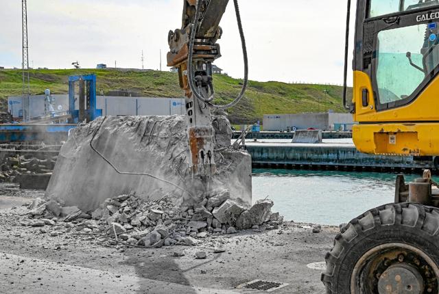 De to betonklodser, der holdt de store A-fendere i gummi, bliver nu fjernet på Hanstholm Havn. Foto: Ole Iversen