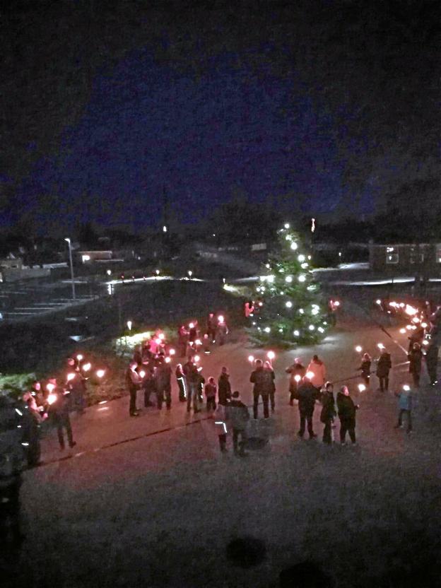 Sådan plejer det at se ud i Øster Hurup 1. søndag i advent, men i år er både fakkeloptog og fælles juletræstænding aflyst. Privatfoto