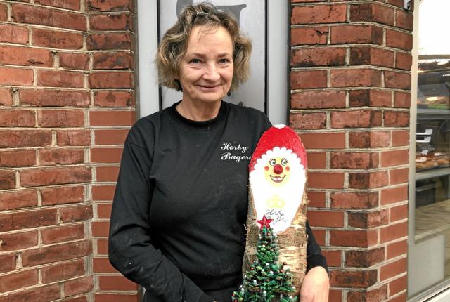 Helle Madsen fik sin helt egen Hørby Bageri trænisse, fordi en barnlig sjæl synes, at hun fortjente den, for det flotte initiativ. Foto: Lisa Farum Kristiansen