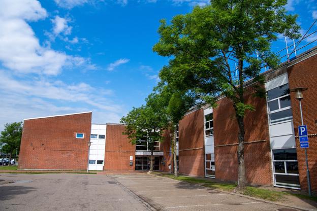 Skolehverdagen ser anderledes ud i denne uge end i sidste. Nu er alle elever mødt op i skolerne igen - og selv om undervisningen sker i andre lokaler end de gængse for at overholde afstandskravene, så er klasserne igen samlet undtaget klasserne på Frydenstrand skole, som hr haft flere Covid-19 udbrud og derfor fortsat kører hjemmeundervisning denne uge ud.