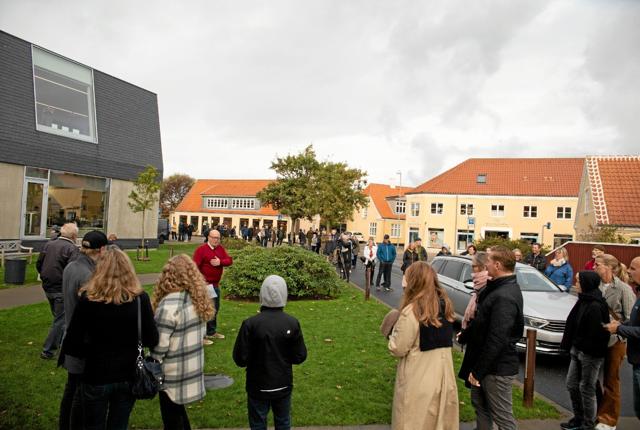 De kendte omvisninger på Skagens Museum er flyttet udenfor. Her giver kunstformidler, Kresten Langvold introduktion til skagensmalerne og museets samling inden besøget. Foto: Skagens Kunstmuseer