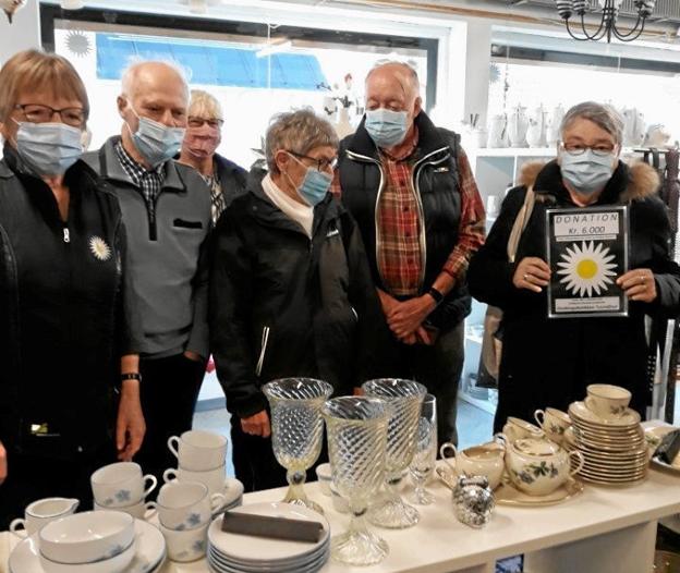 Fra højre: Formand Bente Christiansen med gavebeviset, Eddie Marrup, Brita Olsen;,Libak, Svend Larsen, en medarbejder i Tusindfryd. Privatfoto