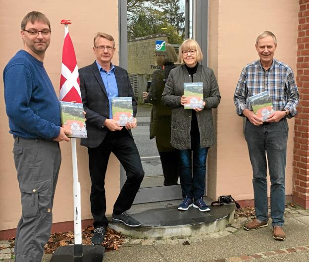 Martin Eigenbroth, til venstre, har overrakt de første eksemplarer af Han Herred Bogen 2021 til fra venstre Otto Kjær Larsen, Bente Kristensen og Peter Eigenbroth. Foto: Ida Mehl Agerholm <i>Ida Mehl Agerholm</i>