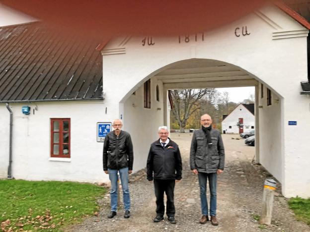 På billedet er klubbens nuværende ledelse fotograferet på Knivholt, hvor man nu forbereder årets store juletræssalg. I midten er det nuværende præsident Jørgen Friis. Til højre vicepræsident Torben Christensen. Til venstre pastpræsident Kurt Hsnsen.Privatfoto