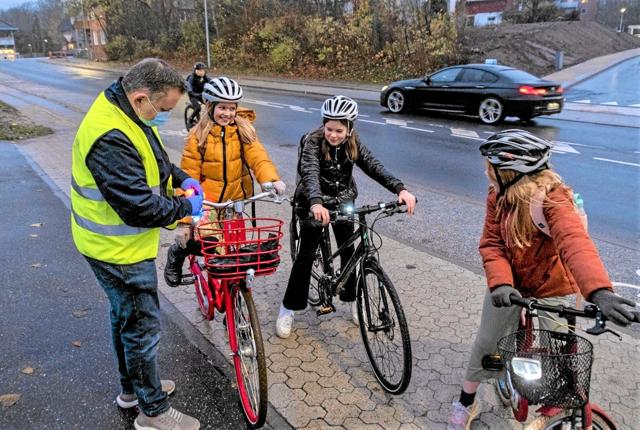 Ida, Laura og Asta modtager cykellygter fra Christian Ovesen fra CarPeople. Foto: Carsten Lorenzen