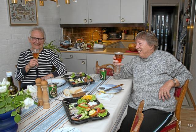 Besøgsvært Erna Rasmussen og hendes besøgsven Edith Gudrun Jensen havde takket være Ældre Sagen Frederikshavn-Læsø nogle hyggelige timer med god mad og masser af smil. Foto: Jørgen Anker