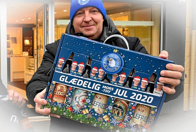 Jule-ølgaveæsken fra MTH-Håndbold storsælger, og salgsdirektør Hans Peter Jarl Madsen, er sikker på at de 3500 kasser bliver udsolgt. Så det er nu man skal sikre sig en kasse i de 13 dagligvarebutikker der har dem. Foto: Ole Iversen