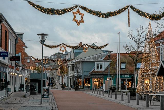 Den smukke nye juleudsmykning, som havde premiere i fjor, er nu igen oppe at hænge i Løgstør. Foto: Mogens Lynge