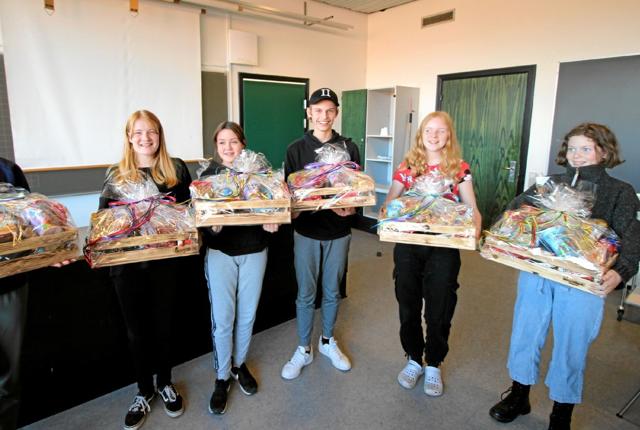 Eleverne blev belønnet klassevis. Her er det elever fra 7. klasse, der har fået deres kasse med lækkerier udleveret. Foto: Jørgen Ingvardsen