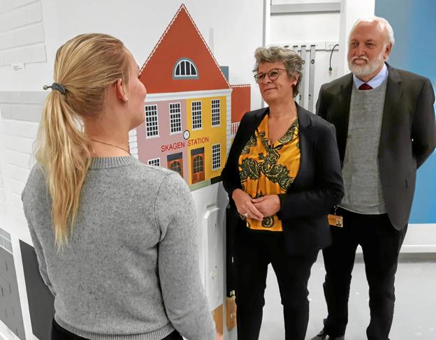 A. Neil Jacobsen (th.) og Karen Marie Schytter (midt) på besøg i malerafdelingen efter underskrivelse af samarbejdsaftale.