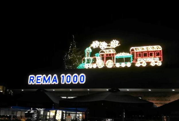Fredag 13. november bliver der samtidig med den øvrige julebelysning tændt lys i juletoget, som står på taget af Rema 1000 i Støvring.Privatfoto