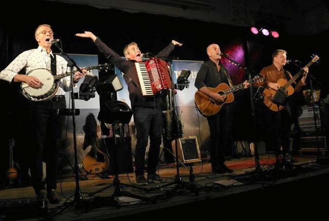 Det fremgik tydeligt af de to koncerter i Arden, at Tørfisk-gutterne er glade for at være på landevejen igen. Foto: Jens Broberg