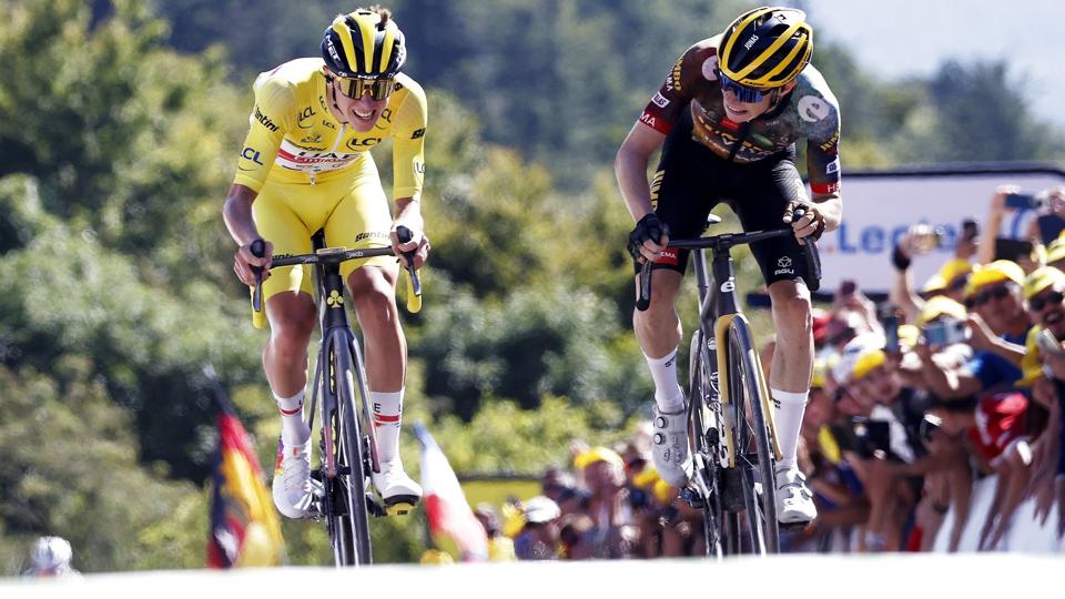 Tadej Pogacar og Jonas Vingegaard i hård duel om sejren på 7. etape. <i>Guillaume Horcajuelo/Ritzau Scanpix</i>