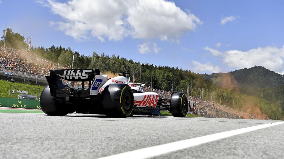 Der var god fart i Haas-bilerne i fredagens kvalifikation i Østrig. <i>Hasan Bratic/Ritzau Scanpix</i>